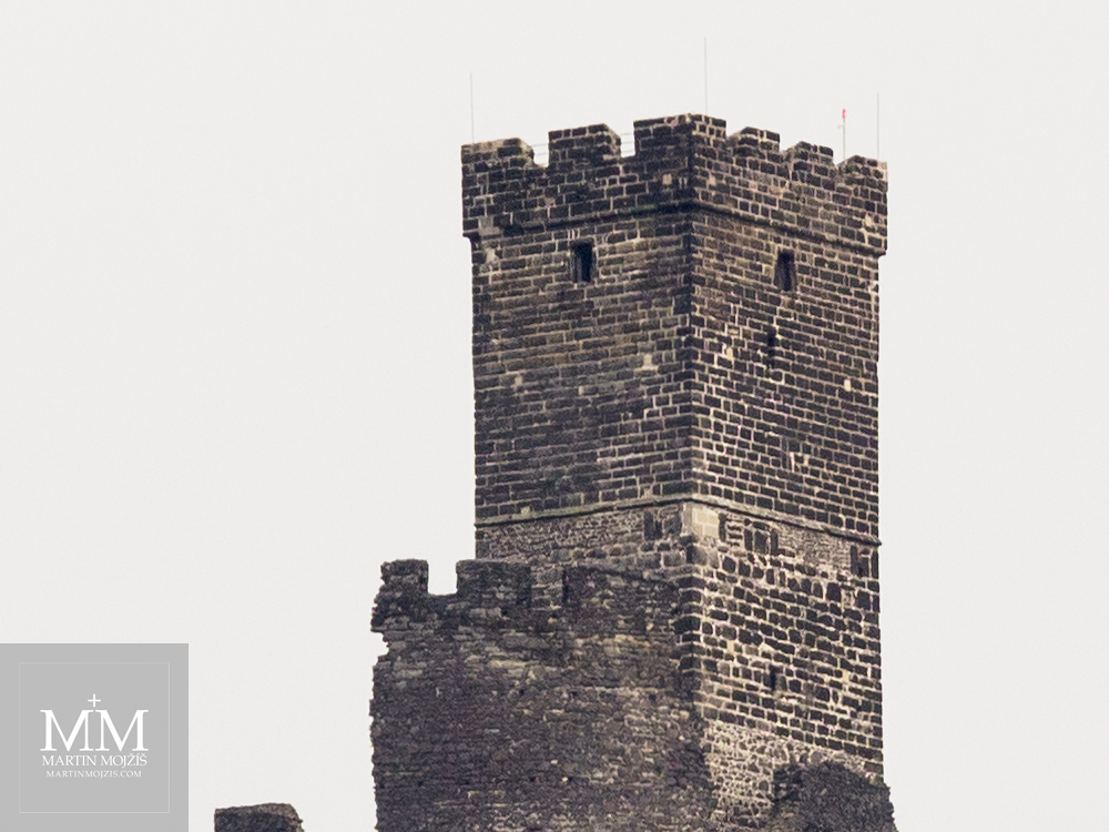 Hranatá věž hradu Hazmburk. Fotografie vytvořená objektivem Olympus M. Zuiko digital ED 40 - 150 mm 1:2.8 PRO.